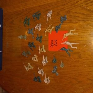 25 Army War play figures. A08